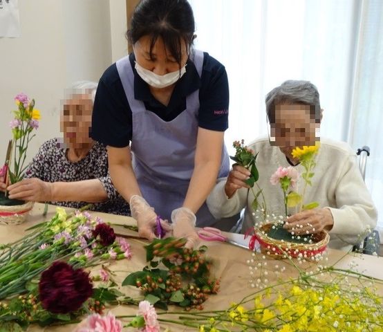 花を活ける様子の多目的室