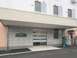 清潔感のある建物エントランス