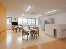 明るい共用ダイニング