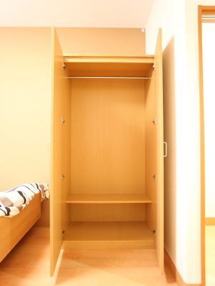 居室内の開いたクローゼット