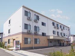 白とベージュの外壁の建物