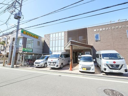 車両が並ぶ外観  