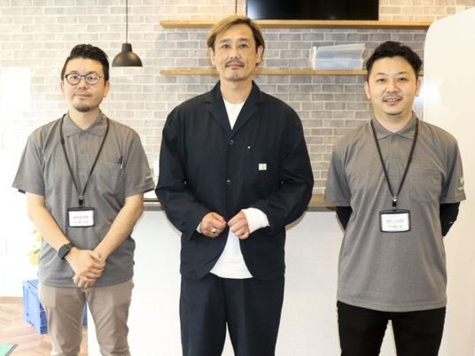 スタッフ3人のロビー  