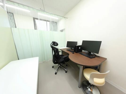 2台のPCがある相談室  