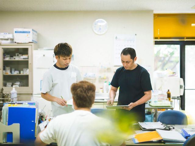 職員が打ち合わせする食堂 食堂   明るい食堂で、職員の方が打ち合わせをしています。日中の様子が見えやすく、連携して働く雰囲気が伝わります。