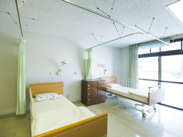 窓から光が差し込む居室 居室 自然光がたっぷり注ぐ居室です。清潔で快適な環境で、快適に過ごせます。