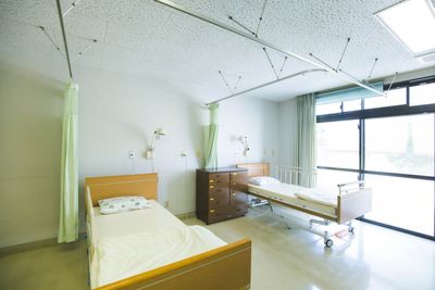 窓から光が差し込む居室
