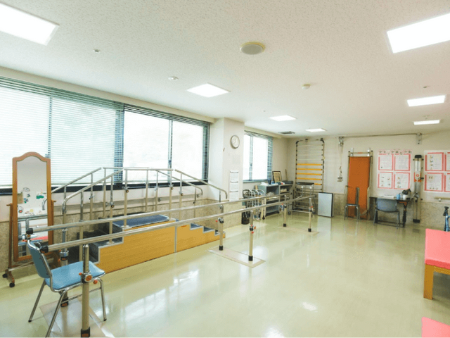 機能訓練室 機能訓練室 自然光が差し込む明るい空間は、機能訓練に最適です。設備も充実しており、安全に利用できます。
