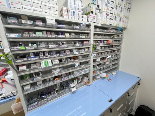 薬品棚のある調剤室  