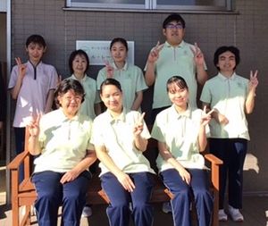 笑顔のスタッフ集合場所