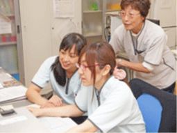 スタッフが協力する様子