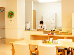 清潔な食堂と作業する男性