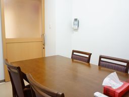 掲示物のある会議室