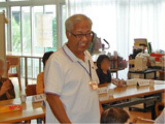 笑顔のスタッフと利用者