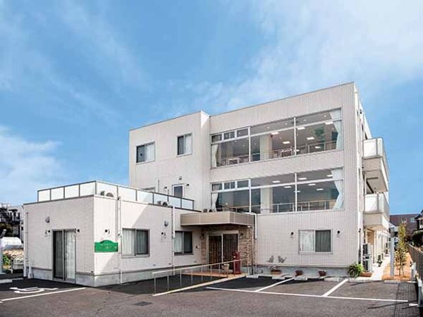 明るい外観の建物