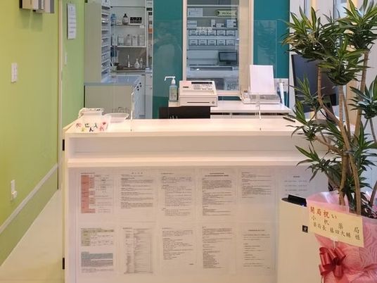 明るい受付カウンター  