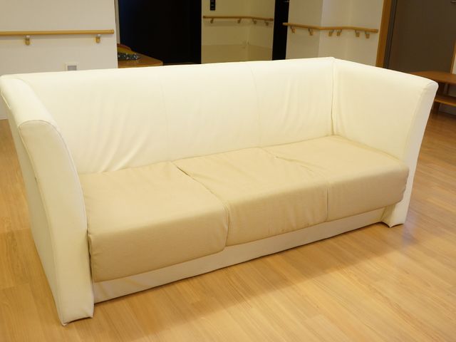 快適なクリーム色のソファ 落ち着いた雰囲気のラウンジに配されたクリーム色のソファです。就業時にはこのソファでひとときの休息も。