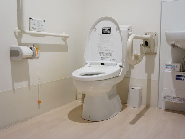バリアフリートイレ設備 手すり付きで安全性を重視した清潔なトイレです。利用者の方々の快適な生活をサポートする配慮がされています。