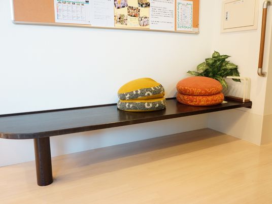 ベンチとクッションの廊下