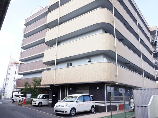 多階層のモダンな建物
