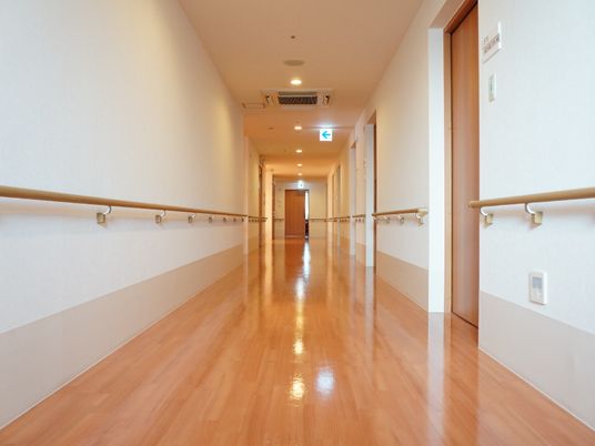 手すり付きの明るい廊下