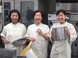 調理場で働く3人の女性  