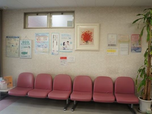 待合のベンチと掲示物のある廊下  