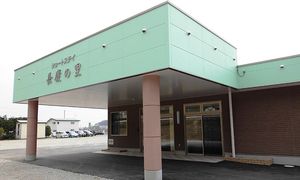 広々とした入口外観