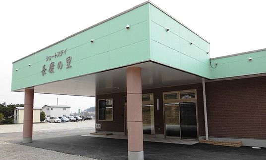 広々とした入口外観