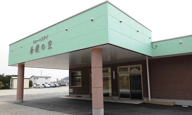 広々とした入口外観