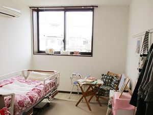 明るい綺麗な居室風景