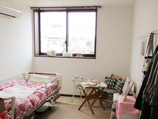 明るい綺麗な居室風景