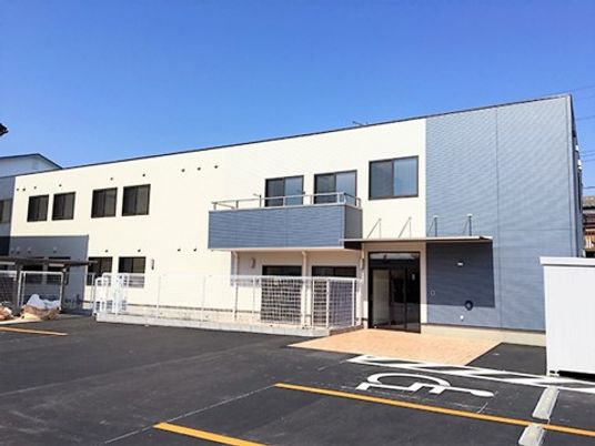 新築された明るい建物外観