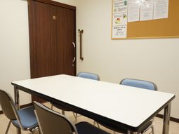 会議室のテーブルと椅子