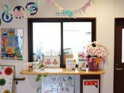 エントランス装飾と花