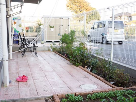 中庭の椅子と植物