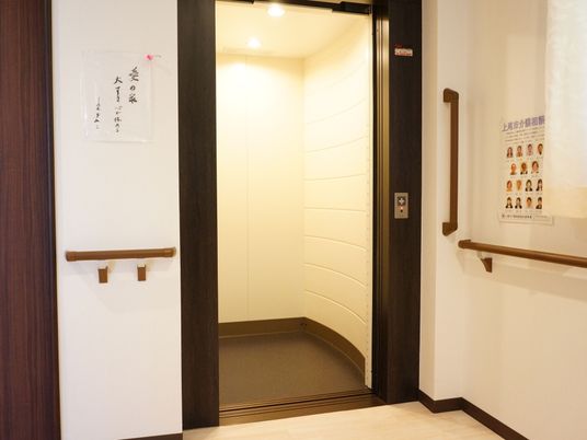 清潔な廊下のエレベーター