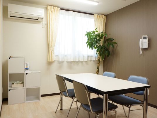 明るい居室の一角