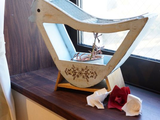 飾り棚の装飾品と折り紙