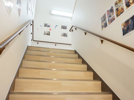 明るい階段と壁の飾り