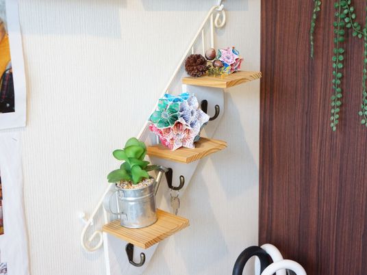 装飾的な小物の棚