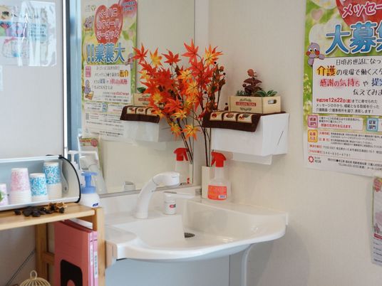 洗面台と掲示物の空間