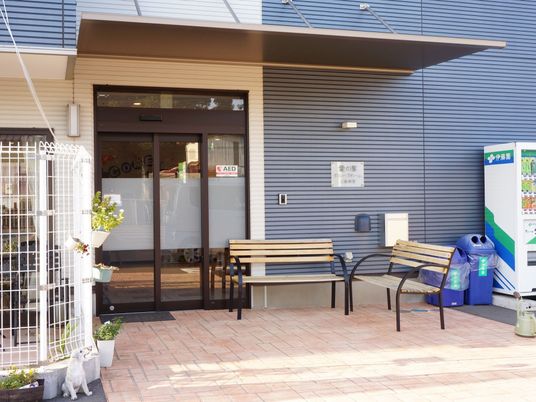 エントランス前のベンチ