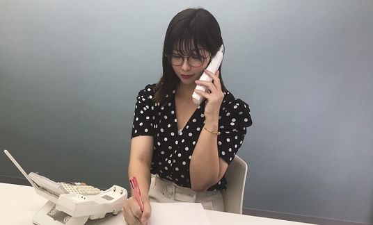 仕事に集中する女性