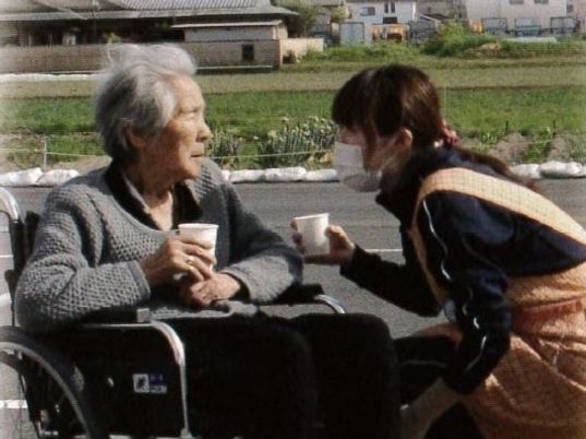 スタッフが利用者とコミュニケーション