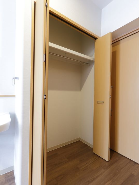 シンプルなクローゼット空間
