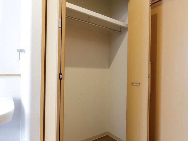 シンプルなクローゼット空間 クローゼット ゆったりとした使い勝手の良い収納スペースです。整理整頓がしやすく、快適な居住空間づくりをサポートします。