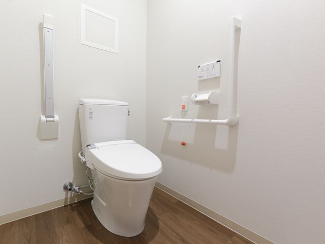 バリアフリーのトイレ トイレ 床と壁が明るく清潔感のあるトイレです。手すりと広めのスペースがあり、安全にご利用いただけます。