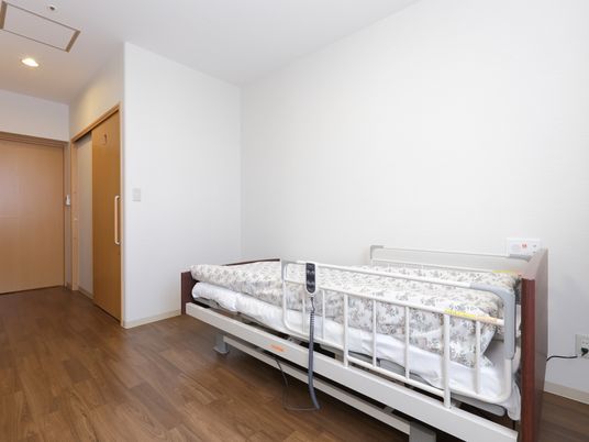 清潔な居室のベッド