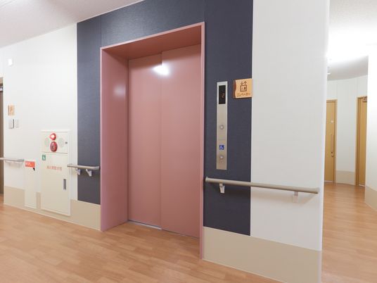 エレベーター前の廊下